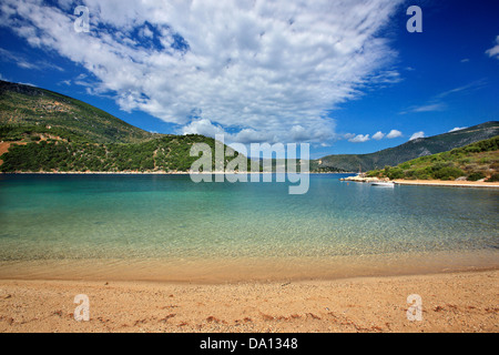 Spiaggia all'ingresso del golfo di Vathi, vicino alla città di Vathi, Itaca ("Itaca"), isola, mare Ionio, Grecia. Foto Stock
