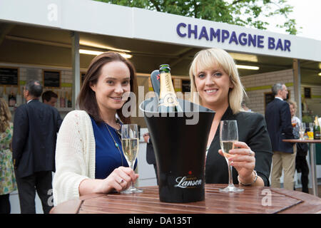 29.06.2013. Il torneo di Wimbledon Tennis Championships 2013 tenutosi presso il All England Lawn Tennis e Croquet Club di Londra, Inghilterra, Regno Unito. Vista generale (GV). Gli appassionati di tennis gode di un bicchiere di champagne dopo una emozionante giornata di tennis a Wimbledon glorioso sole. Foto Stock