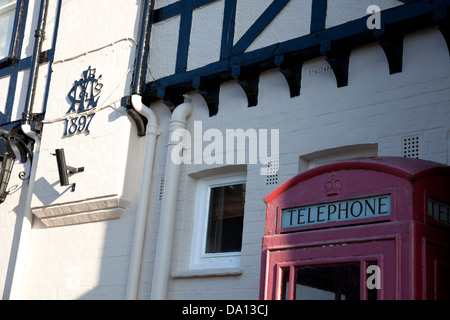 1897 edificio e telefono rosso scatola in Piazza del Mercato, Faringdon, Oxfordshire Foto Stock