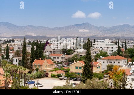 Vista da Ledra Palace Hotel. Il bagno turco a nord con le montagne Kyrenian. Nazioni Unite zona di buffer, Nicosia Cipro. Foto Stock