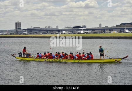 Londra, Regno Unito. Il 30 giugno, 2013. Dragon Boat Race sul Royal Albert Dock accanto al London City Airport. L annuale Dragon Boat Festival è ospitato da Londra Chinatown Lions Club ed è nel suo diciottesimo anno. Credito: Marcin Libera/Alamy Live News Foto Stock