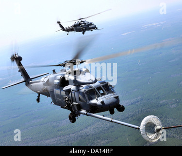 Il 41st Rescue Squadron, equipaggiato con elicotteri HH-60G Pave Hawk, conduce operazioni di ricerca e salvataggio. Nel 2010, lo squadrone ha continuato la sua missione di fornire supporto critico in ricerca e salvataggio, spesso in ambienti ostili. Foto Stock