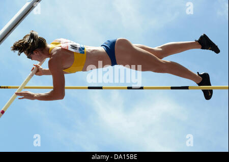 Birmingham, Regno Unito. Il 30 giugno 2013. Fabiana Murer del Brasile termina al 2° posto in campo femminile caso Pole Vault dopo la cancellazione di una altezza di 4.63m al Sainsbury's Birmingham Grand Prix IAAF Diamond League incontro. Il campione del mondo attuale termina dietro Yarisley Silva di Cuba. Credito: Russell Hart/Alamy Live News. Foto Stock