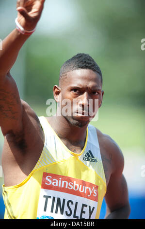 Birmingham, Regno Unito. Il 30 giugno 2013. Michael Tinsley degli Stati Uniti riconosce la folla prima di competere in 400m uomini ostacoli durante il 2013 Sainsbury's Birmingham Grand Prix IAAF Diamond League incontro. Tinsley rivendicato argento olimpico nello stesso evento a Londra lo scorso anno. Credito: Russell Hart/Alamy Live News. Foto Stock