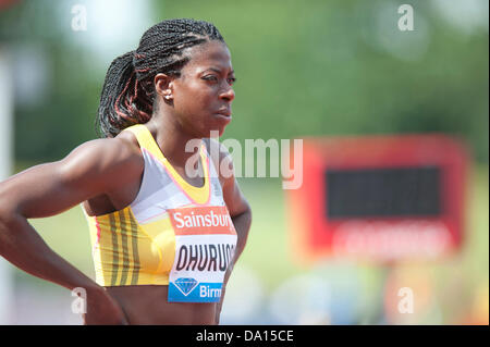 Birmingham, Regno Unito. Il 30 giugno 2013. Christine Ohuruogu della Gran Bretagna si prepara a competere in donne 400m al 2013 Sainsbury's Birmingham Grand Prix Diamond League incontro. Ohuruogu è l'ex campione olimpico in questo caso. Credito: Russell Hart/Alamy Live News. Foto Stock