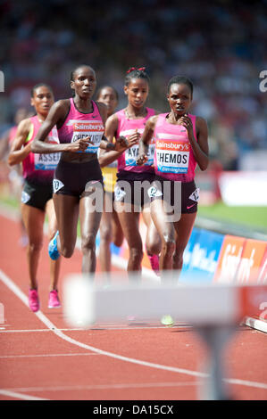 Birmingham, Regno Unito. Il 30 giugno 2013. Milca Chemos del Kenya finisce prima nel femminile 3000m Siepi al 2013 Sainsbury's Birmingham Grand Prix IAAF Diamond League incontro. La corrente di bronzo olimpica medallist tempo di 9:17,43 è stato sufficiente per battere Sofia Assefa e Hiwot Ayalew, sia dell'Etiopia. Credito: Russell Hart/Alamy Live News. Foto Stock