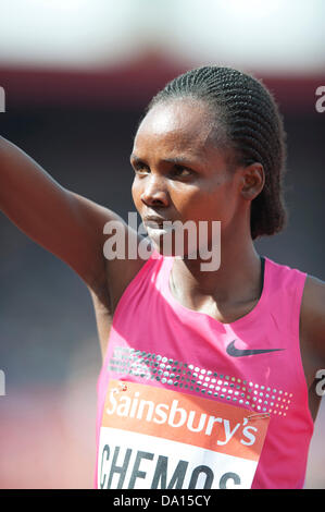 Birmingham, Regno Unito. Il 30 giugno 2013. Milca Chemos di finiture Kenya riconosce la folla dopo la vittoria delle donne 3000m Siepi al 2013 Sainsbury's Birmingham Grand Prix IAAF Diamond League incontro. La corrente di bronzo olimpica medallist tempo di 9:17,43 è stato sufficiente per battere Sofia Assefa e Hiwot Ayalew, sia dell'Etiopia. Credito: Russell Hart/Alamy Live News. Foto Stock