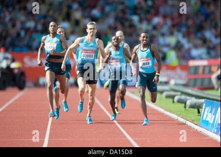 Birmingham, Regno Unito. Il 30 giugno 2013. Mohammed Aman di Etiopia termina prima negli uomini 800m evento al 2013 Sainsbury's Birmingham Grand Prix IAAF Diamond League incontro. Il suo tempo di 1:45.18 è stato sufficiente per battere André Olivier del Sud Africa e Andrew Osagie della Gran Bretagna. Credito: Russell Hart/Alamy Live News. Foto Stock