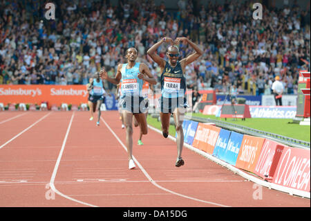 Birmingham, Regno Unito. Il 30 giugno 2013. Mo Farah di Gran Bretagna celebra la vincente Uomini 5000m evento al 2013 Sainsbury's Birmingham Grand Prix IAAF Diamond League incontro. Il campione olimpico tempo di 13:14.24 è stato sufficiente per battere Yenew Alamirew e Hagos Gebrhiwet, sia dell'Etiopia. Credito: Russell Hart/Alamy Live News. Foto Stock