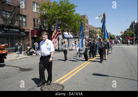 Membri della American Legion Post di marzo nella Kings County Memorial Day Parade nel Bay Ridge Sezione di Brooklyn, NY, 2013. Foto Stock