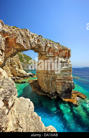 Trypitos (noto anche come "Kamara'), un arco naturale di roccia a Paxos ("Paxi') isola, mare Ionio, Eptanisa ('Sanche Isole "), Grecia Foto Stock