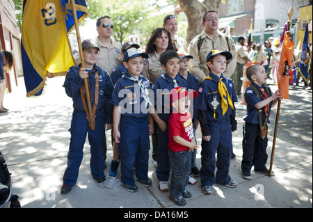 Il re County Memorial Day Parade nel Bay Ridge sezione di Brooklyn, NY, 27 maggio 2013. Cub scout truppa si prepara a marzo. Foto Stock