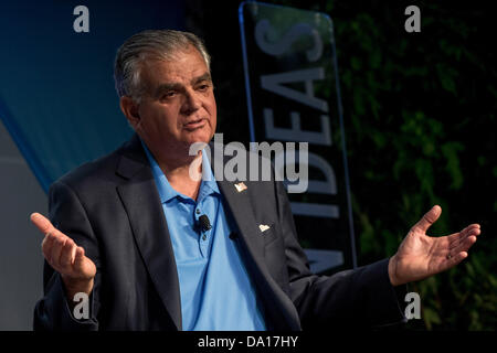 Giugno 30, 2013 - Aspen, Colorado, Stati Uniti - RAY LAHOOD, Segretario di Stato americano per il trasporto, prende parte alla Aspen idee Festival.(Immagine di credito: © Brian Cahn/ZUMAPRESS.com) Foto Stock