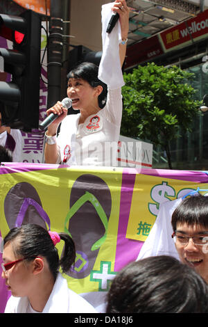 Hong Kong. Il 1 luglio 2013. Hong Kong pro-democrazia legislatore Claudia Mo raduni manifestanti prima del 1 luglio 2013 marzo per il suffragio universale al di fuori alla stazione della metropolitana di Causeway Bay. Claudia Mo è un membro del Partito civico. Credito: Robert Kemp SC/Alamy Live News Foto Stock