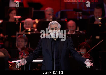 San Goarshausen, Germania. Il 30 giugno 2013. Tenore spagnolo Placido Domingo esegue sul palcoscenico open-air Loreley vicino San Goarshausen (Germania), 30 giugno 2013. È la sua unica open air concerto della stagione. Foto: Thomas Frey/dpa/Alamy Live News Foto Stock