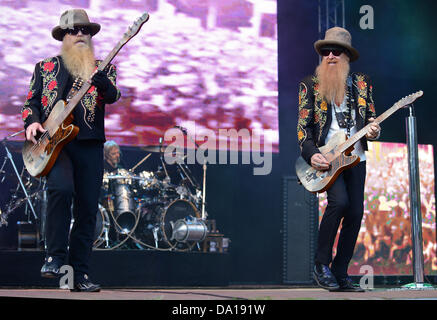 Amburgo, Germania. Il 30 giugno 2013. Bass Player impolverata Hill (L-R), il batterista Frank Barba e il chitarrista Billy Gibbons della US band ZZ Top eseguire sul palco di Stadtpark ad Amburgo, Germania, 30 giugno 2013. ZZ Top è stata fondata a Houston, Texas in 1969. Foto: Axel Heimken/dpa/Alamy Live News Foto Stock