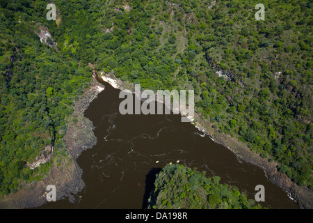 Rafting sul fiume Zambesi in Batoka Gorge sotto Victoria Falls, Zimbabwe / confine Zambia, Sud Africa - aerial Foto Stock