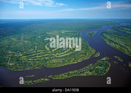 Campo da Golf, Elephant Hills Resort e il fiume Zambesi, appena sopra Victoria Falls, Zimbabwe, Sud Africa - aerial Foto Stock