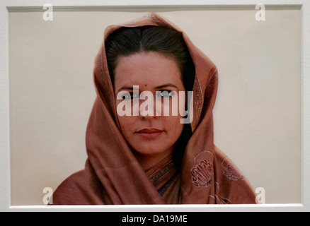 Immagine del presidente del Congresso Sonia Gandhi; foto scattata dal tardo Rajiv Gandhi. L'immagine sul display a Indira Gandhi Museum. Foto Stock