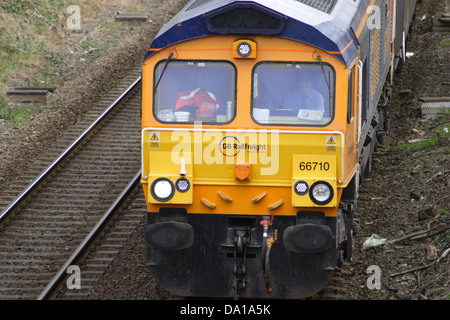 GB il trasporto ferroviario di merci in treno, in attesa sulla linea ferroviaria per il segnale per cancellare. Foto Stock
