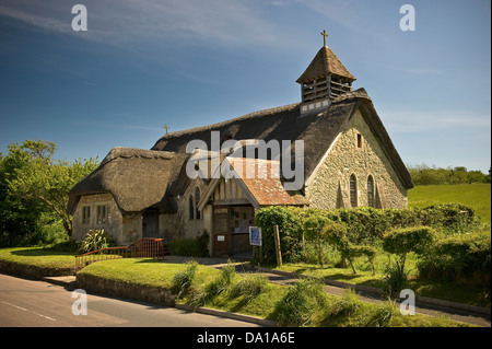 Con il tetto di paglia di Santa Agnese in chiesa, acqua dolce, Isle of Wight, Regno Unito Foto Stock