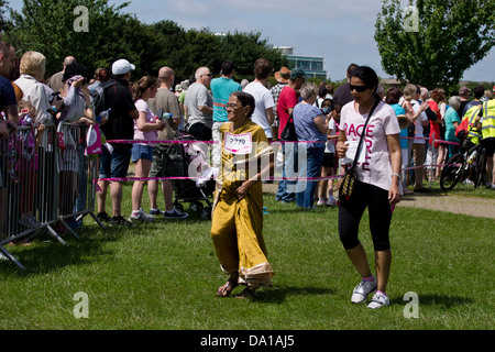 Milton Keynes corsa per la vita il cancro carità 5 e 10 chilometro eseguire 2013 Foto Stock