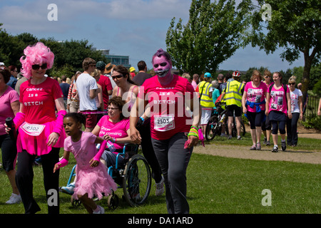 Milton Keynes corsa per la vita il cancro carità 5 e 10 chilometro eseguire 2013 Foto Stock