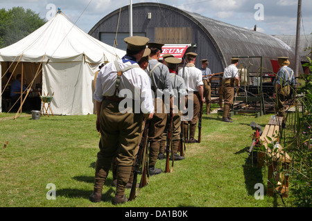 Rievocazione di WW1 pratica a baionetta, a caso raffiguranti la vita di WW1, Tenterden, Kent, Regno Unito, GB Foto Stock