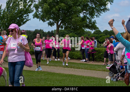 Milton Keynes corsa per la vita il cancro carità 5 e 10 chilometro eseguire 2013 Foto Stock