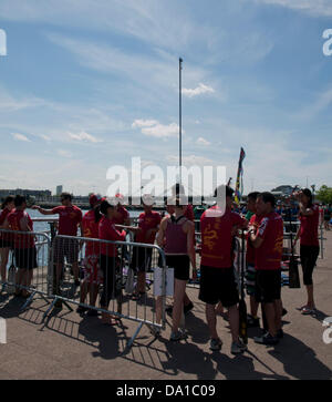 Londra, Regno Unito. Il 30 giugno 2013. Londra Chinatown Lions Club ospita la diciottesima edizione Londra Hong Kong Dragon Boat Festival il 30 giugno 2013 presso il London Regatta Centre, Docklands, Londra, Inghilterra, Regno Unito. In aggiunta al dragon boat racing, questo fund raising evento consiste di un festival di cibo e le attrazioni culturali e di divertimenti per tutta la famiglia, musica dal vivo, arti marziali visualizza e molto di più. Credito: PD Amedzro/Alamy Live News Foto Stock