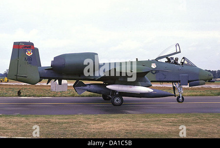 L'immagine mostra il Fairchild Republic A-10A Thunderbolt II, un aereo militare utilizzato dalla United States Air Force. L'aereo, con il numero di registrazione 76-0541, è rinomato per la sua durata ed efficacia nelle missioni di attacco al suolo. È stato originariamente progettato per il supporto aereo ravvicinato durante le operazioni di combattimento. Foto Stock