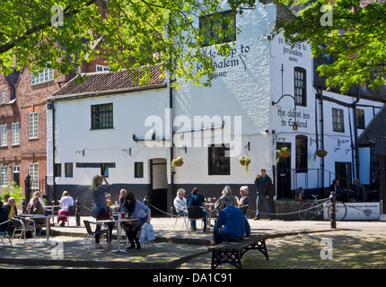 Un viaggio di andata e ritorno al pub di Gerusalemme nel centro di Nottingham Nottinghamshire Inghilterra UK GB Europa Foto Stock