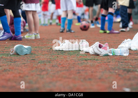 Scartati i formatori e i piedi dei bambini che partecipano a sport a Kent School Games, Canterbury High School Foto Stock