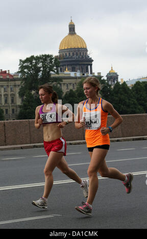 San Pietroburgo, Russia. Il 30 giugno 2013. Internazionale "notti bianche" Maratona è un tradizionale festival annuale eseguire a San Pietroburgo. Uno dei più grandi gare di massa in Russia, che è stato tenuto dal 1990. Ogni anno attira migliaia di atleti dilettanti e corridori provenienti da tutto il mondo per eseguire il 42 chilometro di gara. (Immagine di credito: credito: Andrey Pronin/ZUMAPRESS.com/Alamy Live News) Foto Stock