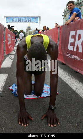 San Pietroburgo, Russia. Il 30 giugno 2013. Vincitore KWALIR PETER NAIBEI dal Kenya. Internazionale "notti bianche" Maratona è un tradizionale festival annuale eseguire a San Pietroburgo che ha attirato migliaia di atleti dilettanti e corridori provenienti da tutto il mondo ogni anno poiché e 1990. (Immagine di credito: credito: Andrey Pronin/ZUMAPRESS.com/Alamy Live News) Foto Stock