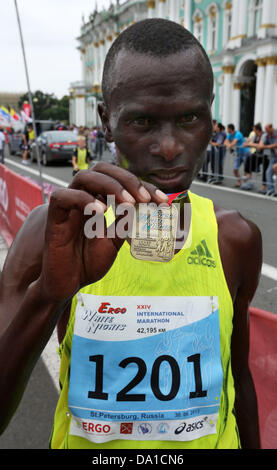 San Pietroburgo, Russia. Il 30 giugno 2013. Vincitore KWALIR PETER NAIBEI dal Kenya. Internazionale "notti bianche" Maratona è un tradizionale festival annuale eseguire a San Pietroburgo che ha attirato migliaia di atleti dilettanti e corridori provenienti da tutto il mondo ogni anno poiché e 1990. (Immagine di credito: credito: Andrey Pronin/ZUMAPRESS.com/Alamy Live News) Foto Stock