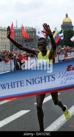 San Pietroburgo, Russia. Il 30 giugno 2013. Vincitore KWALIR PETER NAIBEI dal Kenya. Internazionale "notti bianche" Maratona è un tradizionale festival annuale eseguire a San Pietroburgo che ha attirato migliaia di atleti dilettanti e corridori provenienti da tutto il mondo ogni anno poiché e 1990. (Immagine di credito: credito: Andrey Pronin/ZUMAPRESS.com/Alamy Live News) Foto Stock