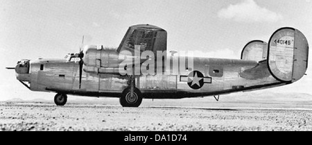 Il Consolidated B-24J-145-CO Liberator, numero di serie 44-40145, faceva parte del 492nd Bomb Group, 858th Bomb Squadron durante la seconda guerra mondiale. Il B-24 era noto per la sua capacità di bombardamento a lungo raggio e il carico utile pesante, giocando un ruolo significativo nelle campagne di bombardamento strategico in tutta Europa. Foto Stock