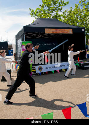 Londra, Regno Unito. Il 30 giugno 2013. Arti marziali visualizzazione alla diciottesima edizione Londra Hong Kong Dragon Boat Festival il 30 giugno 2013 presso il London Regatta Centre, Docklands, Londra, Inghilterra, Regno Unito. In aggiunta al dragon boat racing, questo fund raising evento consiste di un festival di cibo e le attrazioni culturali e di divertimenti per tutta la famiglia, musica dal vivo, arti marziali visualizza e molto di più. Credito: PD Amedzro/Alamy Live News Foto Stock