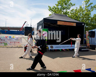 Londra, Regno Unito. Il 30 giugno 2013. Arti marziali visualizzazione alla diciottesima edizione Londra Hong Kong Dragon Boat Festival il 30 giugno 2013 presso il London Regatta Centre, Docklands, Londra, Inghilterra, Regno Unito. In aggiunta al dragon boat racing, questo fund raising evento consiste di un festival di cibo e le attrazioni culturali e di divertimenti per tutta la famiglia, musica dal vivo, arti marziali visualizza e molto di più. Credito: PD Amedzro/Alamy Live News Foto Stock