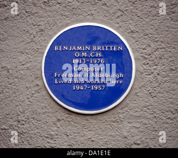 Benjamin Britten targa blu. Falesia House, percorso roccioso, Aldeburgh, Suffolk, Inghilterra, Regno Unito, Europa. Foto Stock