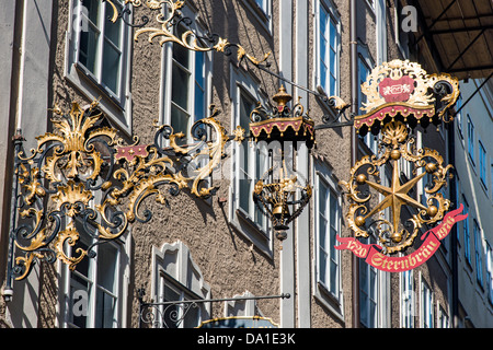 Tipico del ferro battuto guild, Getreidegasse, Salisburgo, Austria Foto Stock