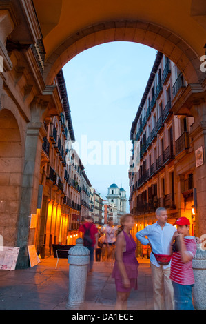 Via Toledo visto dalla piazza principale, Vista notte. Madrid, Spagna. Foto Stock