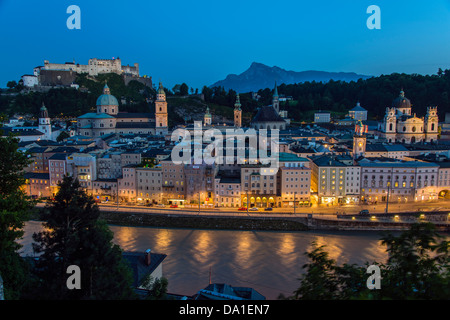 Skyline della città di notte dalla Kapuzinerberg, Salisburgo, Austria Foto Stock