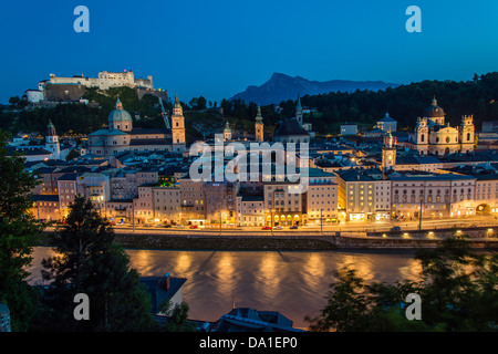 Skyline della città di notte dalla Kapuzinerberg, Salisburgo, Austria Foto Stock