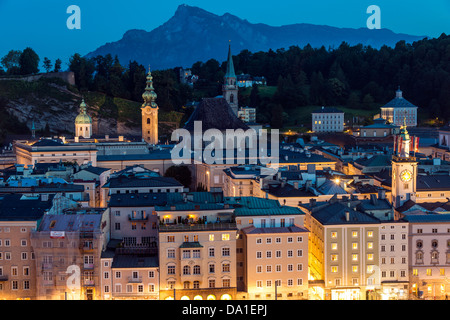 Skyline della città di notte dalla Kapuzinerberg, Salisburgo, Austria Foto Stock