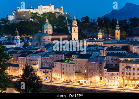 Skyline della città di notte dalla Kapuzinerberg, Salisburgo, Austria Foto Stock