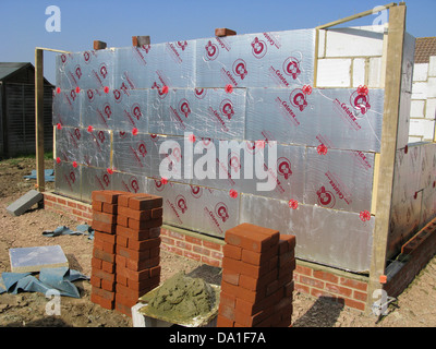 Muro di mattoni con celotex isolamento termico board in cavità & pareti di cavità in un exptension o nuova proprietà Foto Stock