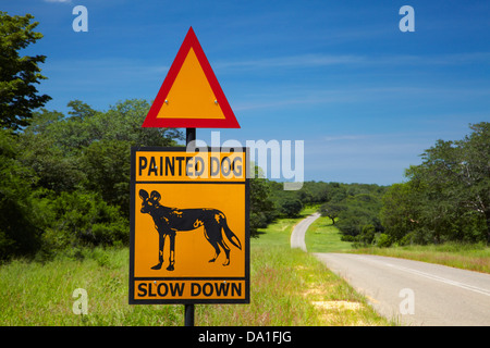 Dipinto di cane segno di avvertimento, vicino al Parco Nazionale di Hwange, Zimbabwe, Sud Africa Foto Stock
