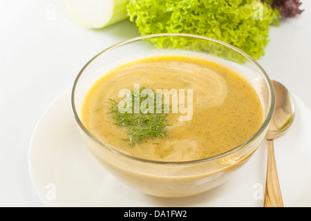 Zuppa purea di verdure nel piatto di vetro closeup Foto Stock